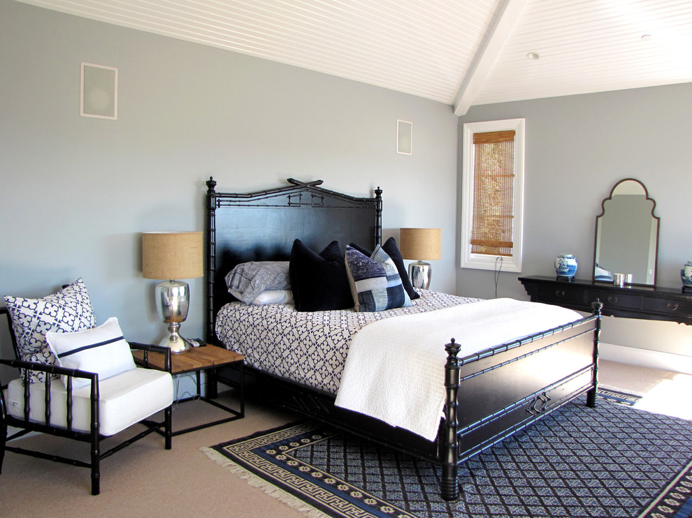 Klassisches Schlafzimmer ohne Kamin mit grauer Wandfarbe und Teppichboden in Orange County