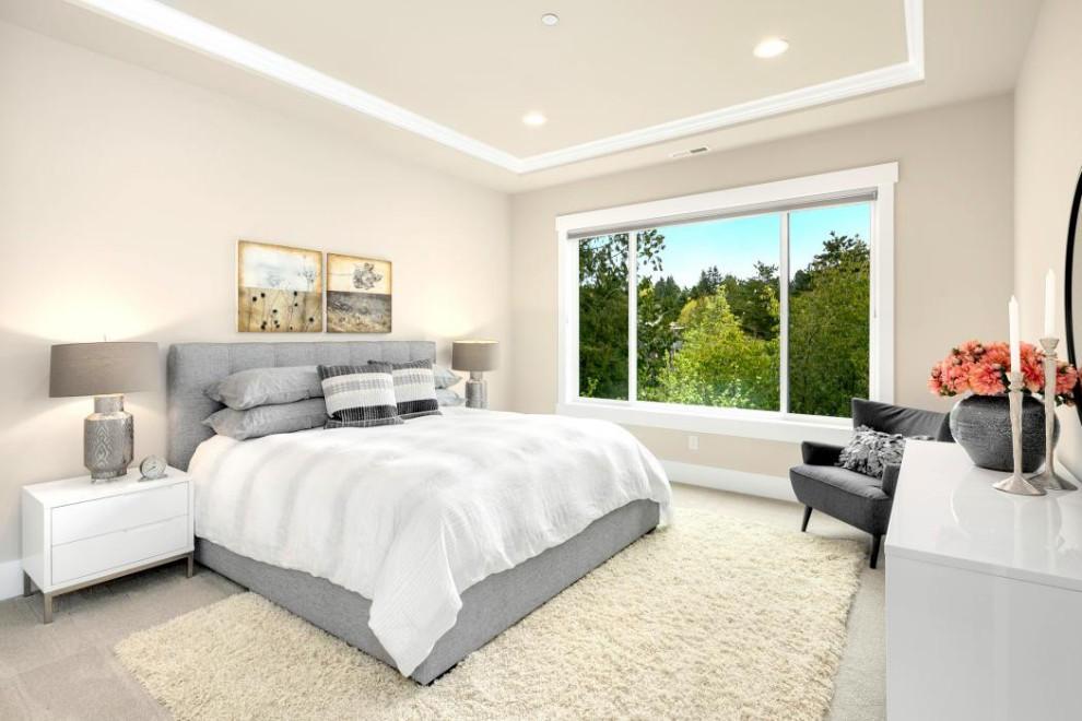 Imagen de dormitorio principal de estilo americano grande con paredes beige, moqueta y suelo beige