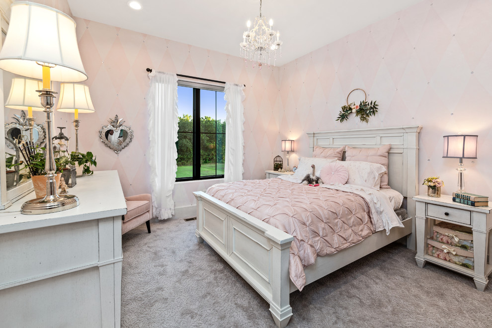 Foto på ett stort lantligt sovrum, med rosa väggar, heltäckningsmatta och grått golv