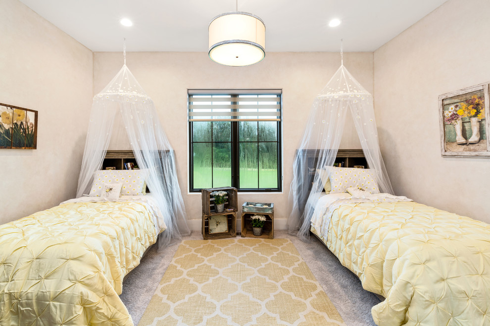 Источник вдохновения для домашнего уюта: большая спальня в стиле кантри с белыми стенами, ковровым покрытием и серым полом без камина
