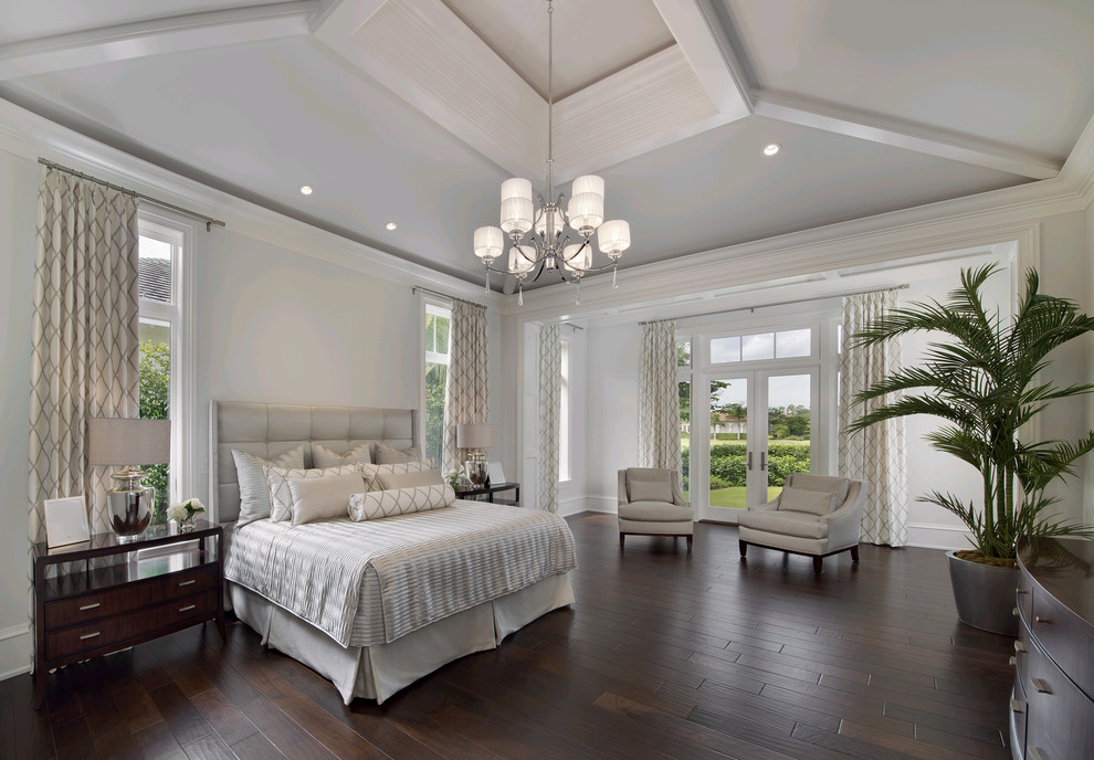 На фото: спальня в стиле неоклассика (современная классика) с белыми стенами и темным паркетным полом с