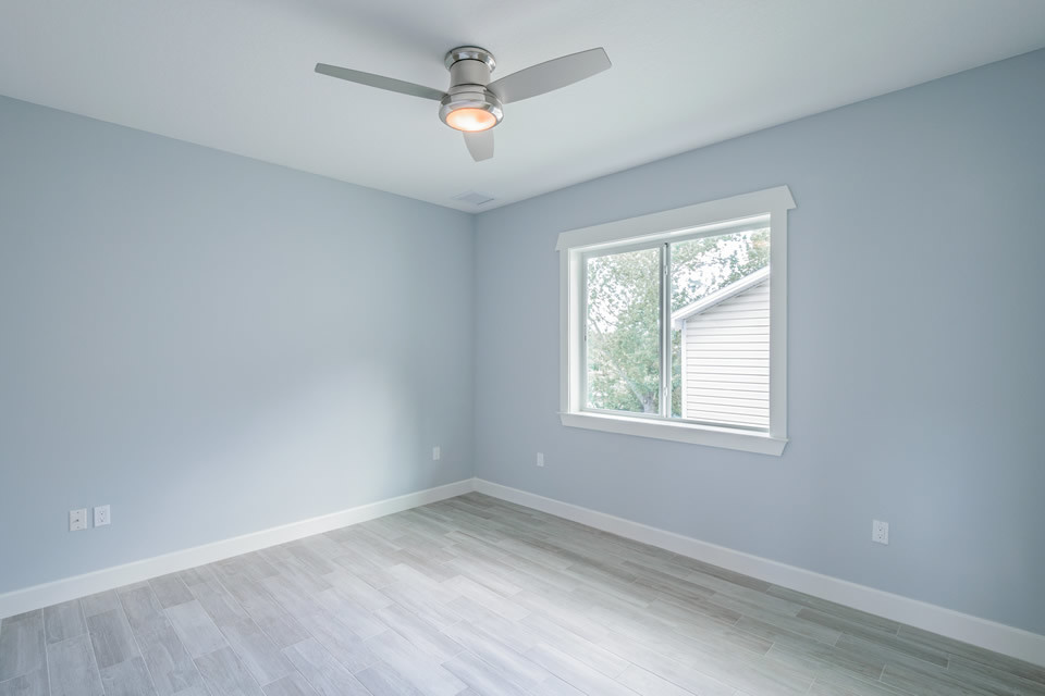 Idee per una camera degli ospiti minimal di medie dimensioni con pareti blu, parquet chiaro, nessun camino e pavimento beige