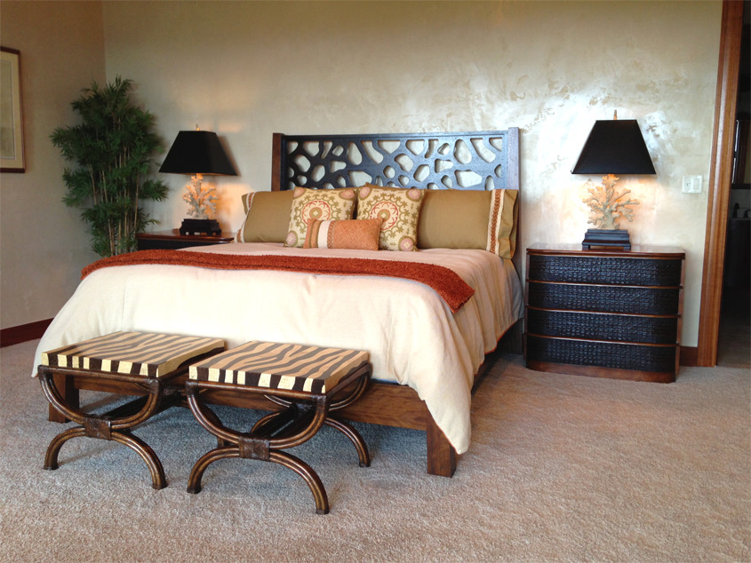 Imagen de dormitorio principal clásico de tamaño medio sin chimenea con paredes beige, moqueta y suelo beige