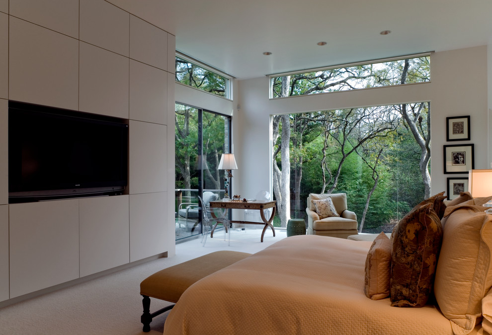 Пример оригинального дизайна: спальня среднего размера в стиле ретро с белыми стенами, ковровым покрытием и телевизором