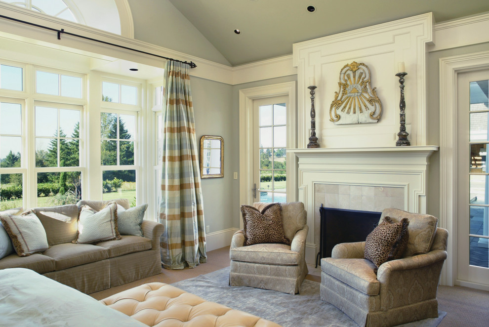 На фото: спальня в классическом стиле с серыми стенами и стандартным камином