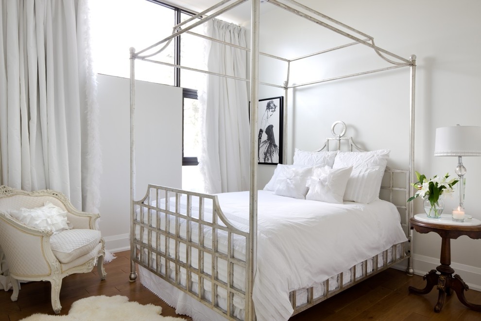 Bild på ett shabby chic-inspirerat sovrum, med vita väggar och mörkt trägolv