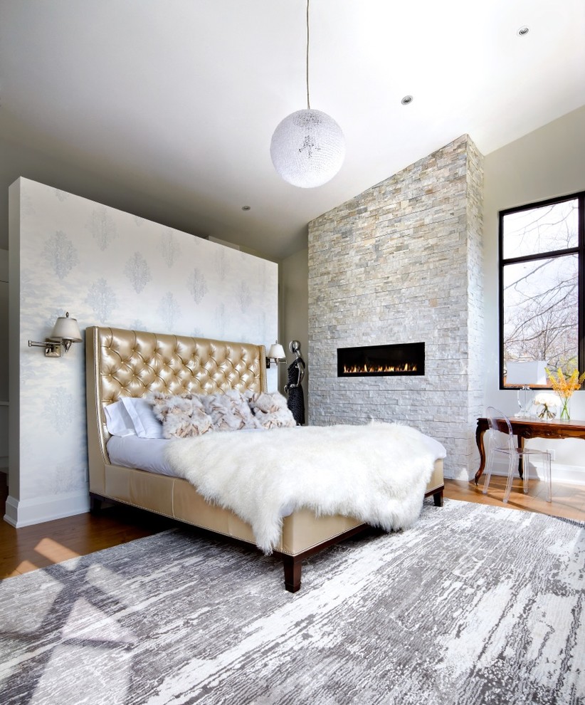 Пример оригинального дизайна: хозяйская спальня в стиле неоклассика (современная классика) с горизонтальным камином