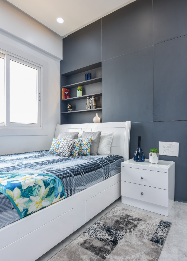 Modernes Schlafzimmer mit grauer Wandfarbe und grauem Boden in Bangalore