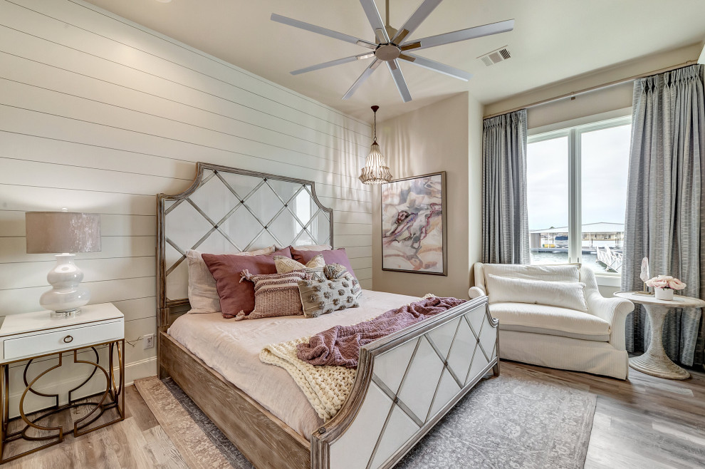 ダラスにあるトランジショナルスタイルのおしゃれな客用寝室 (ベージュの壁、無垢フローリング、茶色い床、塗装板張りの壁、グレーとブラウン) のレイアウト