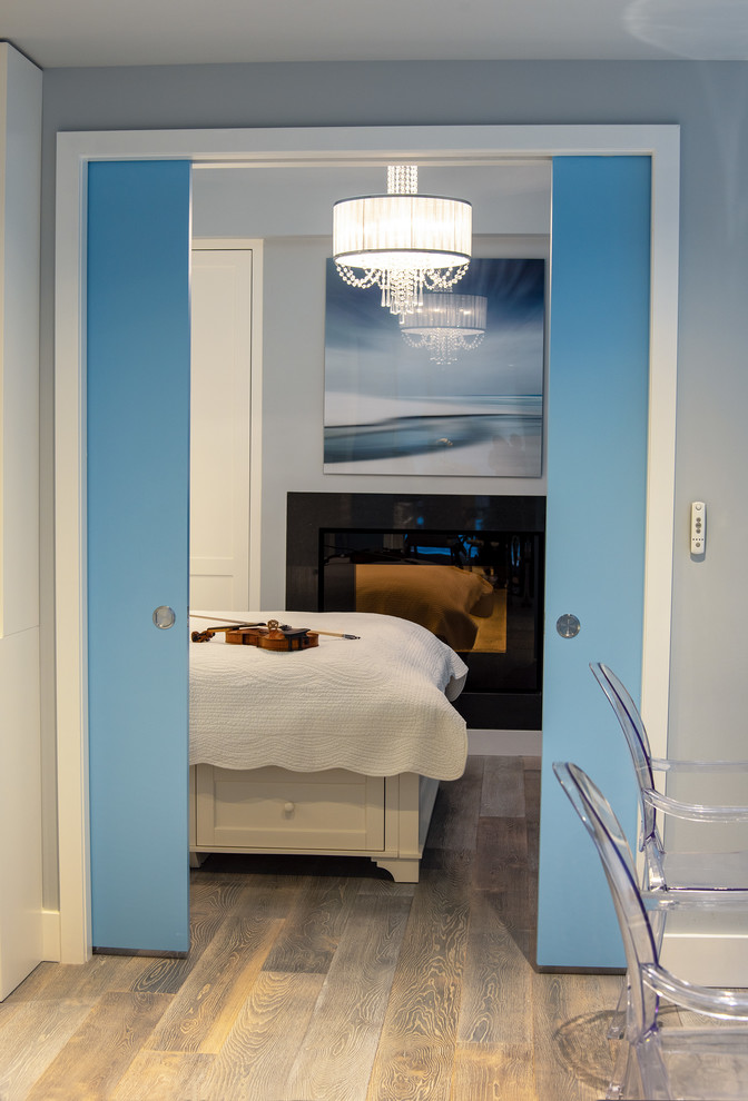 Стильный дизайн: гостевая спальня (комната для гостей) с серыми стенами - последний тренд