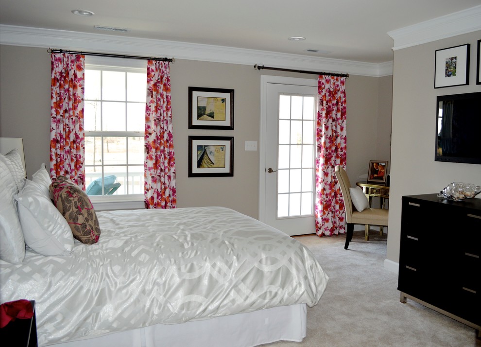 Imagen de habitación de invitados costera con paredes beige y moqueta