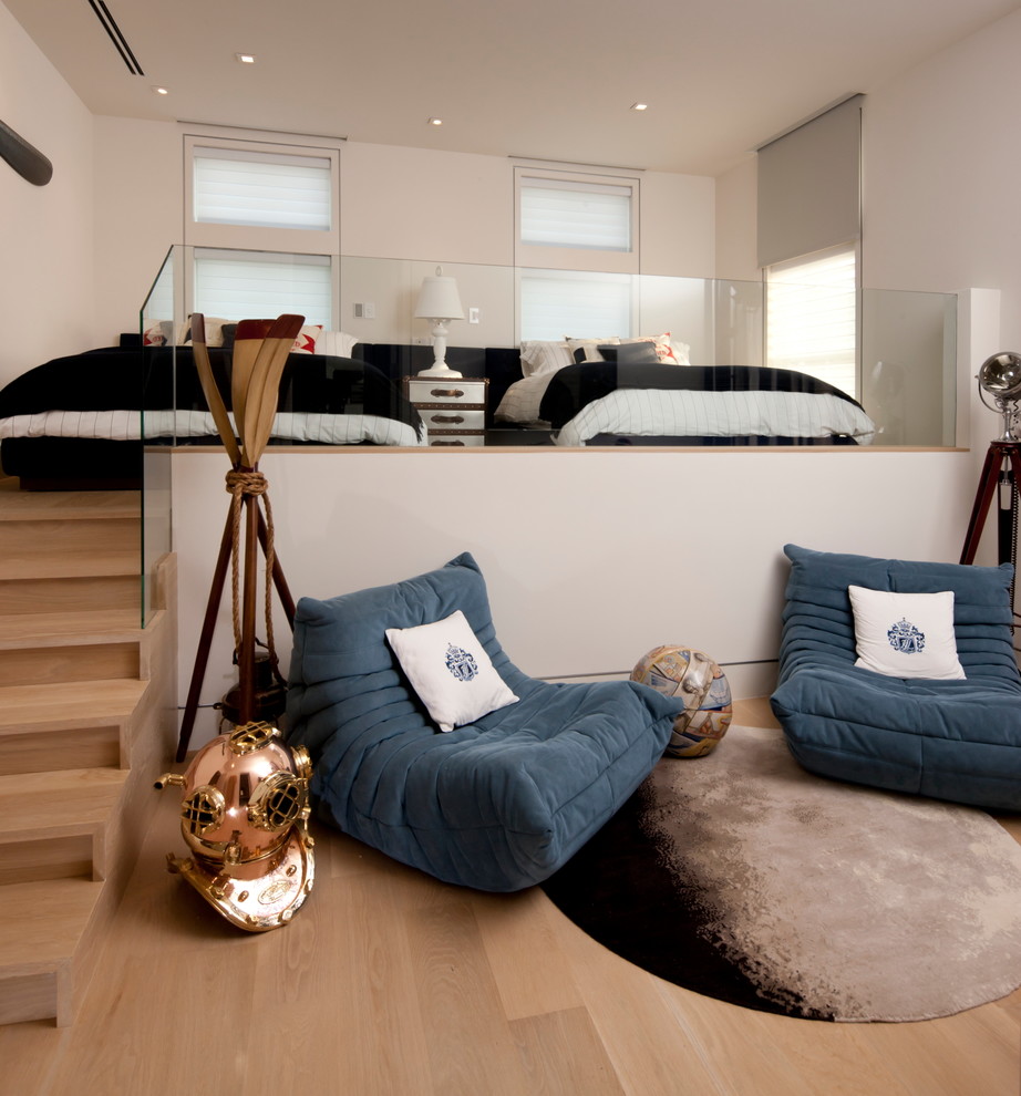 Diseño de dormitorio actual sin chimenea con paredes blancas y suelo de madera clara