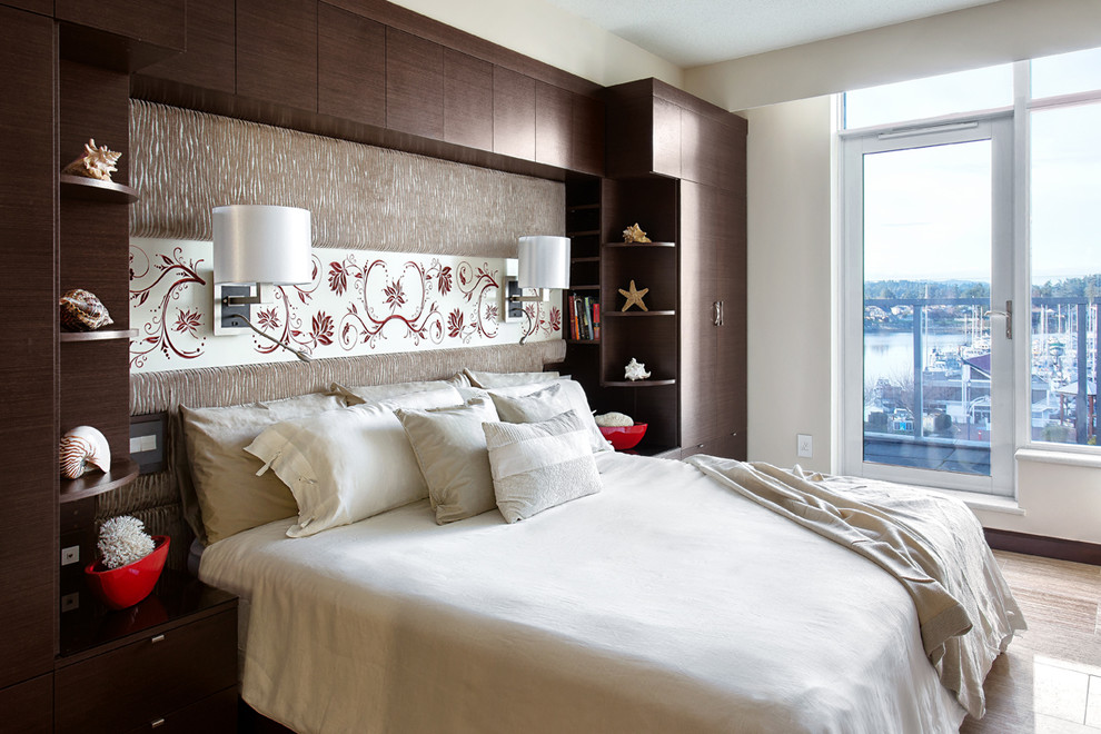 Imagen de dormitorio principal contemporáneo de tamaño medio sin chimenea con paredes beige, suelo de mármol y suelo marrón