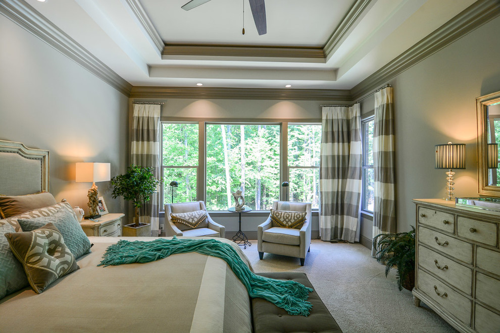 На фото: хозяйская спальня в стиле модернизм с зелеными стенами, ковровым покрытием и бежевым полом