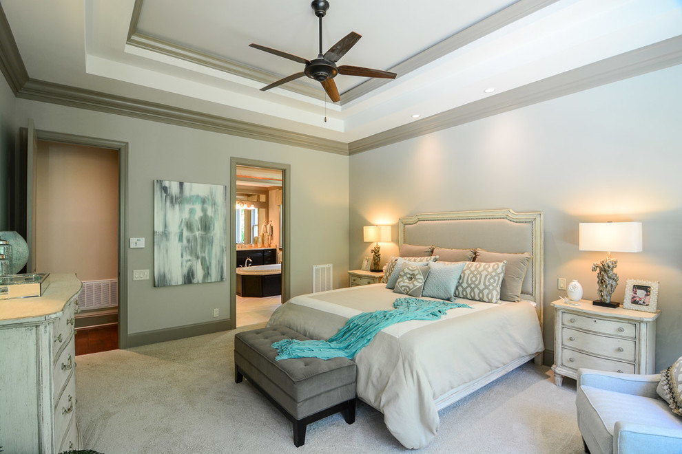 Пример оригинального дизайна: хозяйская спальня в классическом стиле с серыми стенами, ковровым покрытием и бежевым полом