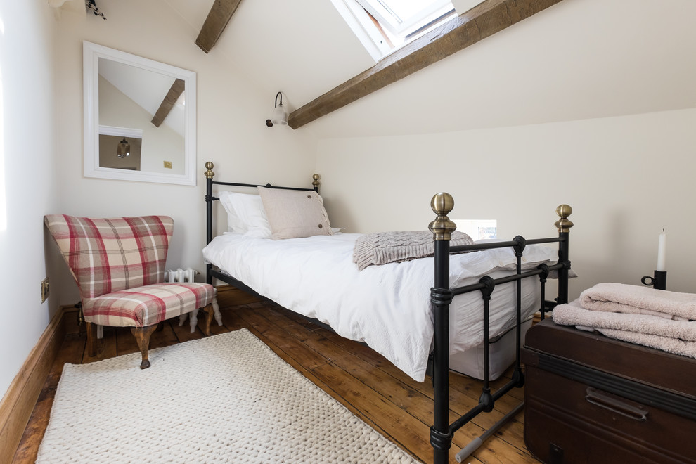 Esempio di una piccola camera degli ospiti stile rurale con pareti beige e pavimento in legno massello medio