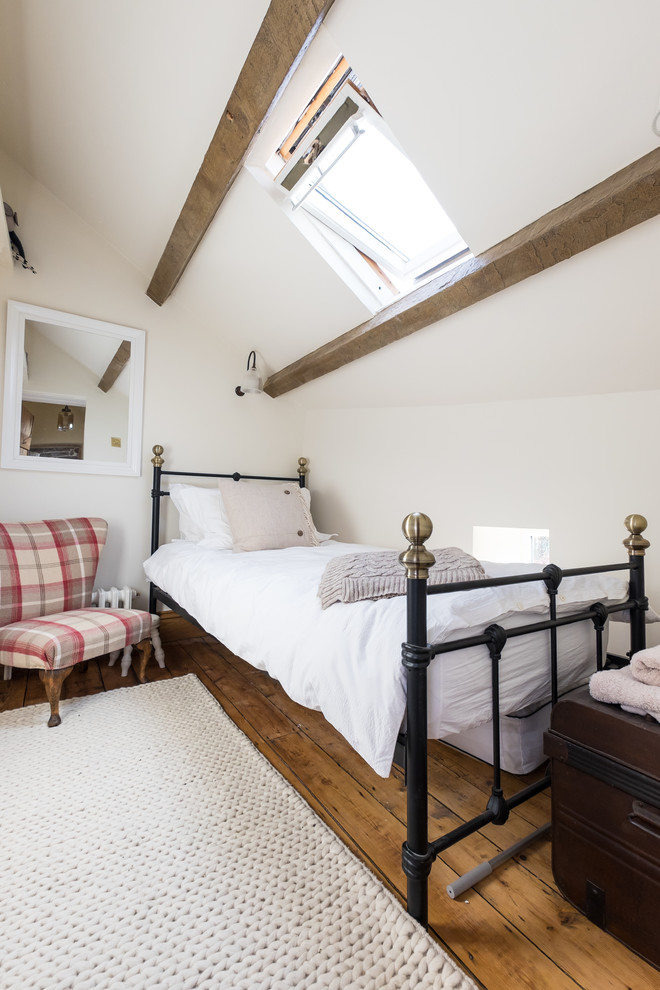 На фото: маленькая гостевая спальня (комната для гостей) в стиле рустика с бежевыми стенами и паркетным полом среднего тона для на участке и в саду с