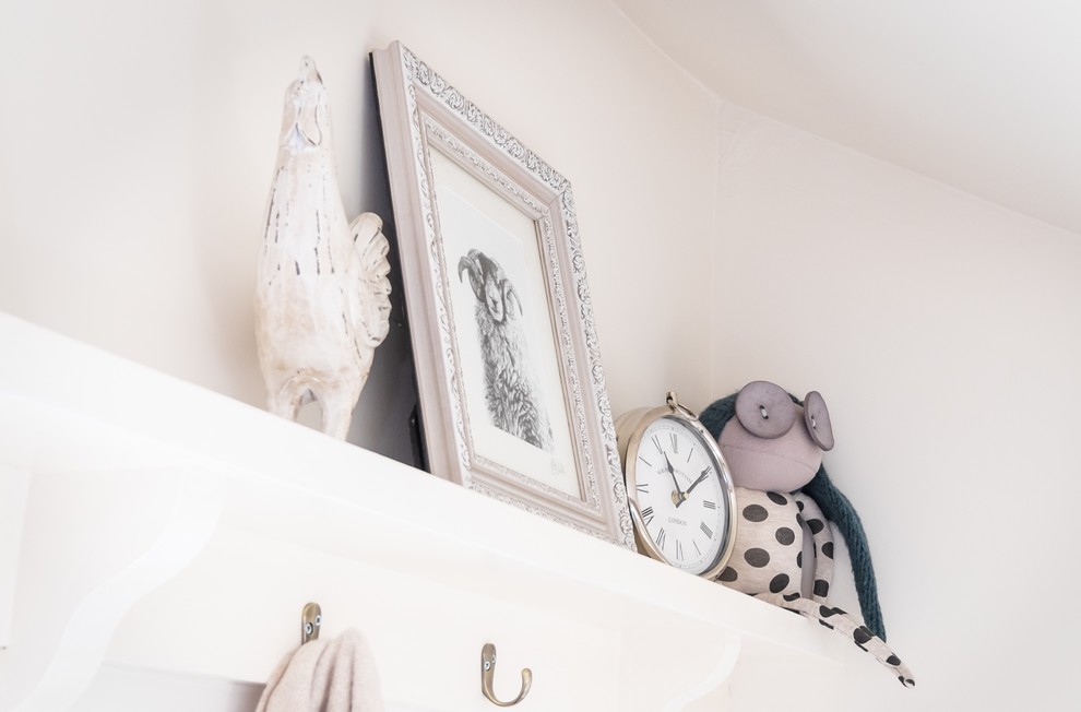 Foto de habitación de invitados rústica pequeña con paredes beige y suelo de madera en tonos medios