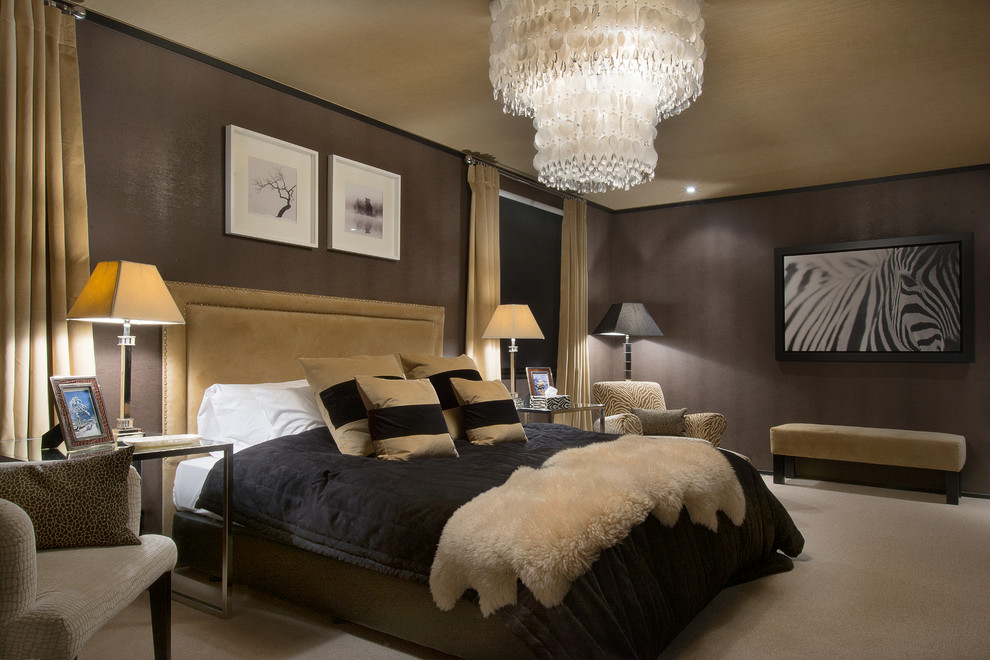 Modelo de dormitorio principal clásico renovado extra grande con paredes marrones, moqueta y suelo gris