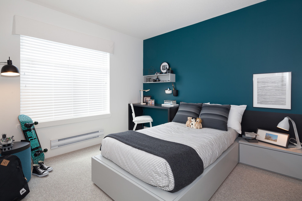 Modelo de dormitorio actual pequeño con paredes azules y moqueta