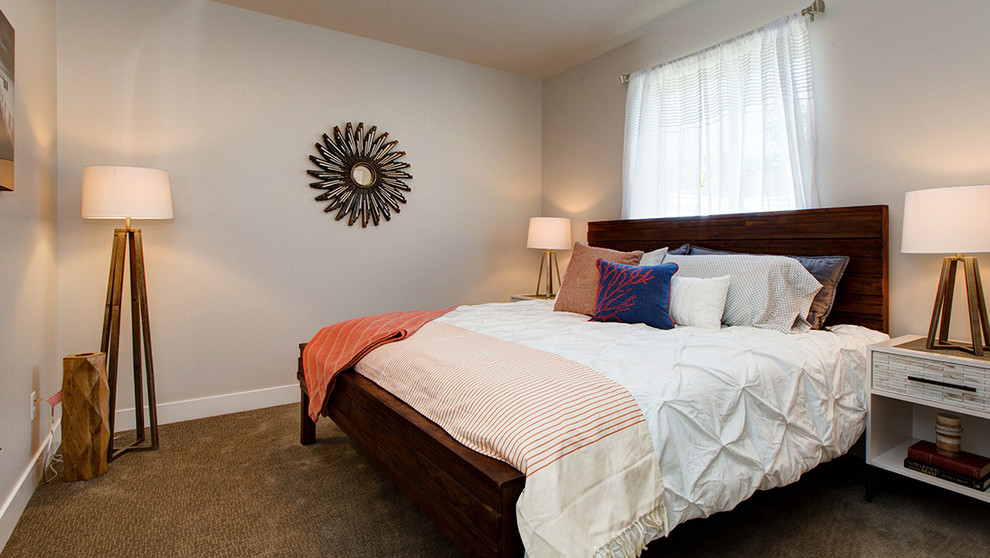 Imagen de habitación de invitados clásica renovada con paredes beige y moqueta