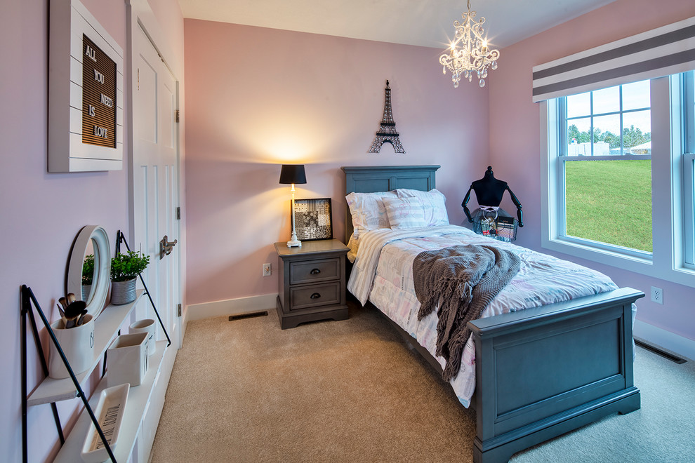 Идея дизайна: спальня с розовыми стенами, ковровым покрытием и белым полом