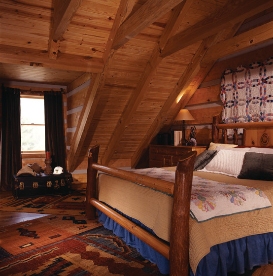 На фото: гостевая спальня среднего размера, (комната для гостей) в стиле рустика с коричневыми стенами и паркетным полом среднего тона без камина с