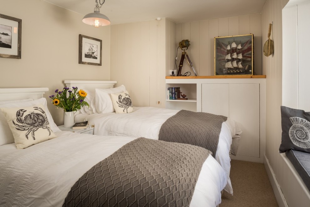 Ejemplo de habitación de invitados marinera pequeña con paredes blancas, moqueta y suelo beige