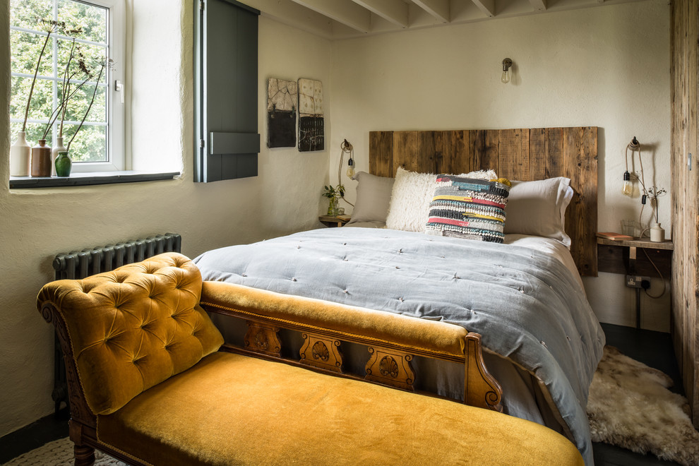 Cette image montre une chambre d'amis style shabby chic de taille moyenne avec un mur beige.