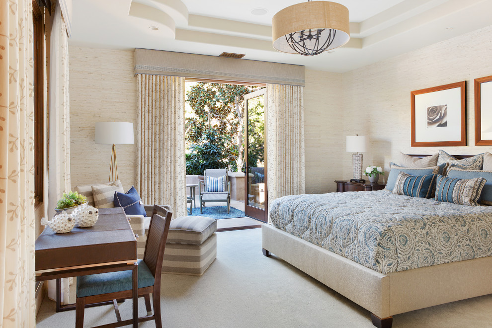 Modelo de habitación de invitados clásica renovada grande con paredes beige y suelo beige