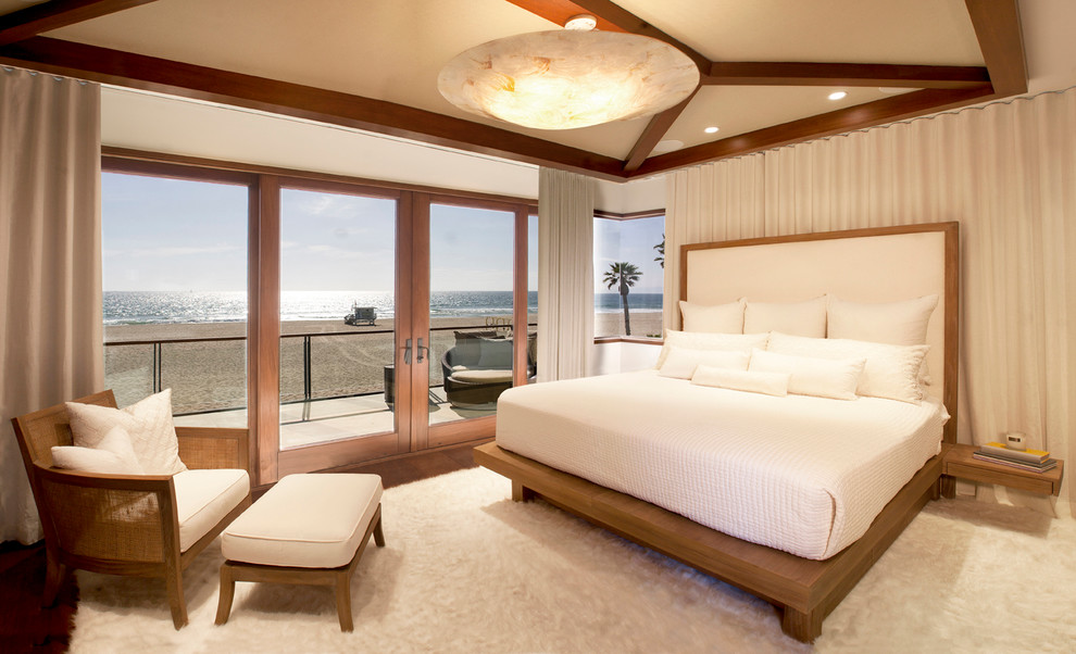 ロサンゼルスにあるコンテンポラリースタイルのおしゃれな寝室 (白い壁、カーペット敷き、暖炉なし) のレイアウト