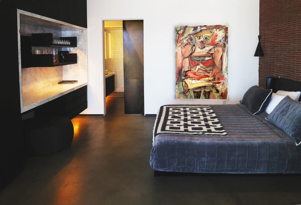 Imagen de dormitorio principal urbano de tamaño medio con paredes blancas, suelo de cemento y suelo gris
