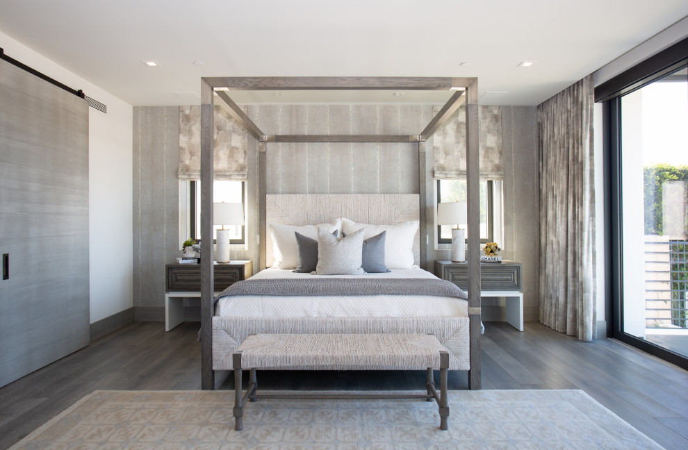 Стильный дизайн: большая хозяйская спальня в современном стиле с деревянным полом, серым полом и обоями на стенах - последний тренд
