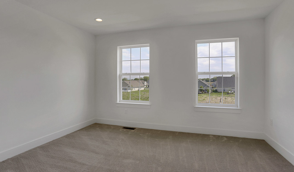 Cette photo montre une grande chambre chic avec un mur gris et un sol beige.