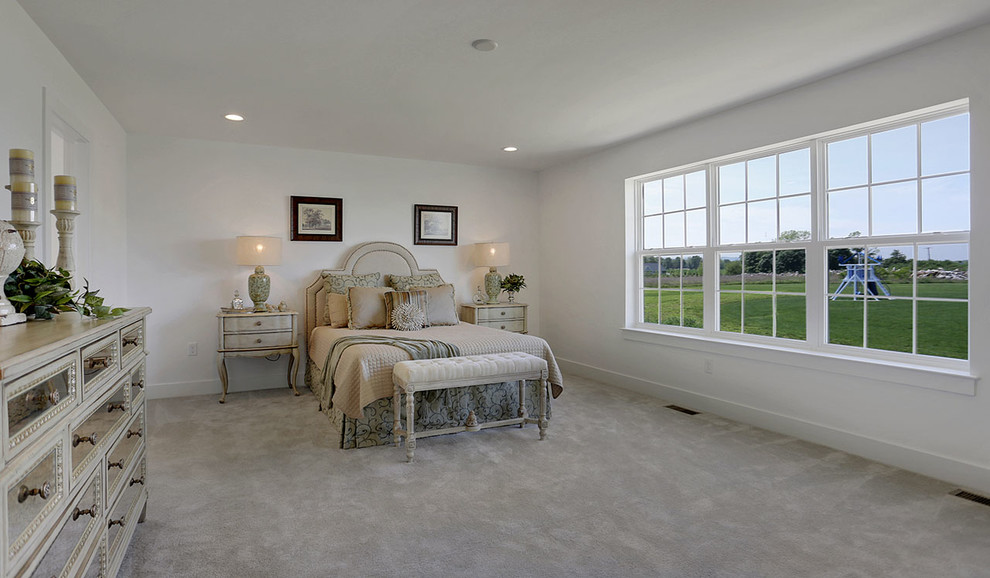 Foto de dormitorio principal tradicional grande con paredes grises, moqueta y suelo beige