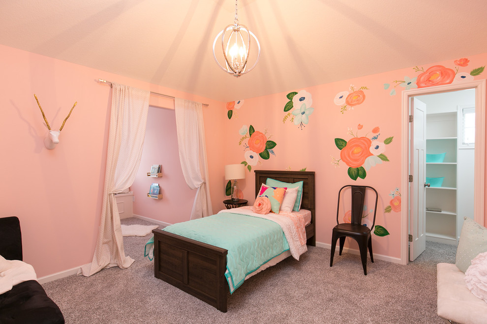 Foto di una camera degli ospiti chic di medie dimensioni con pareti rosa e moquette