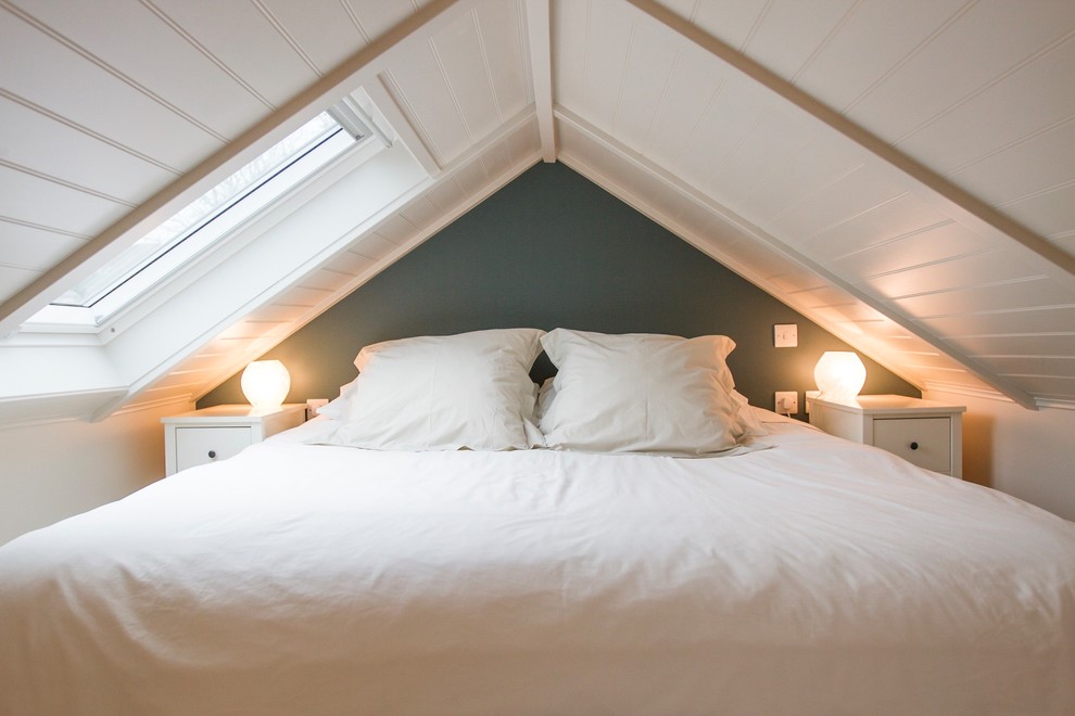 Imagen de dormitorio tipo loft moderno pequeño con paredes azules, moqueta y suelo beige