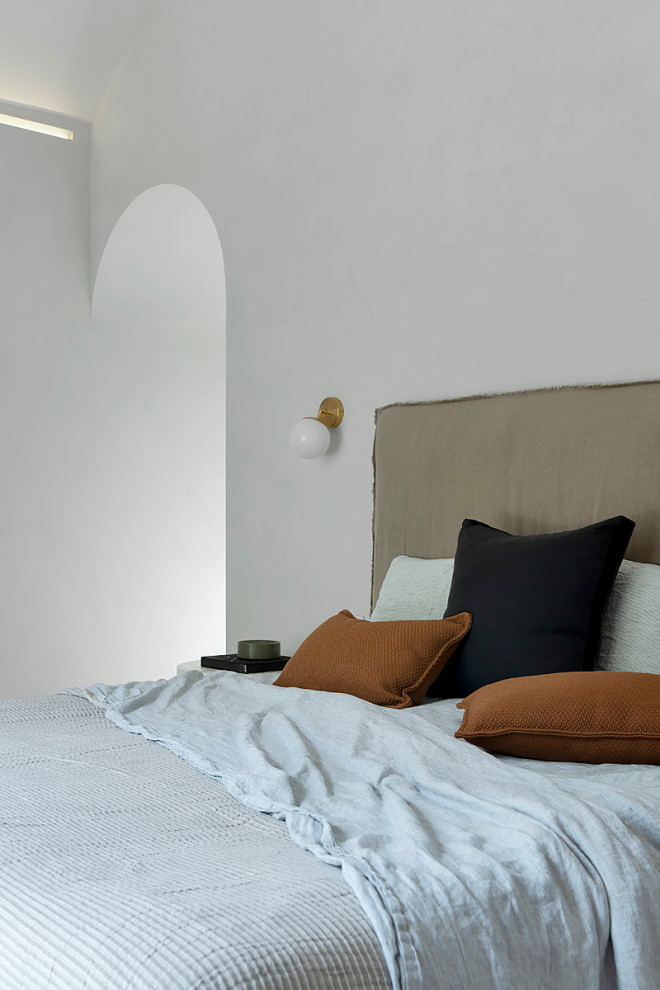 Foto de dormitorio principal actual de tamaño medio con paredes blancas, moqueta y suelo blanco