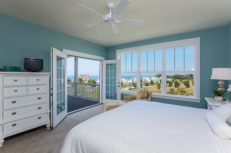 Diseño de dormitorio principal clásico de tamaño medio sin chimenea con paredes azules, moqueta y suelo beige