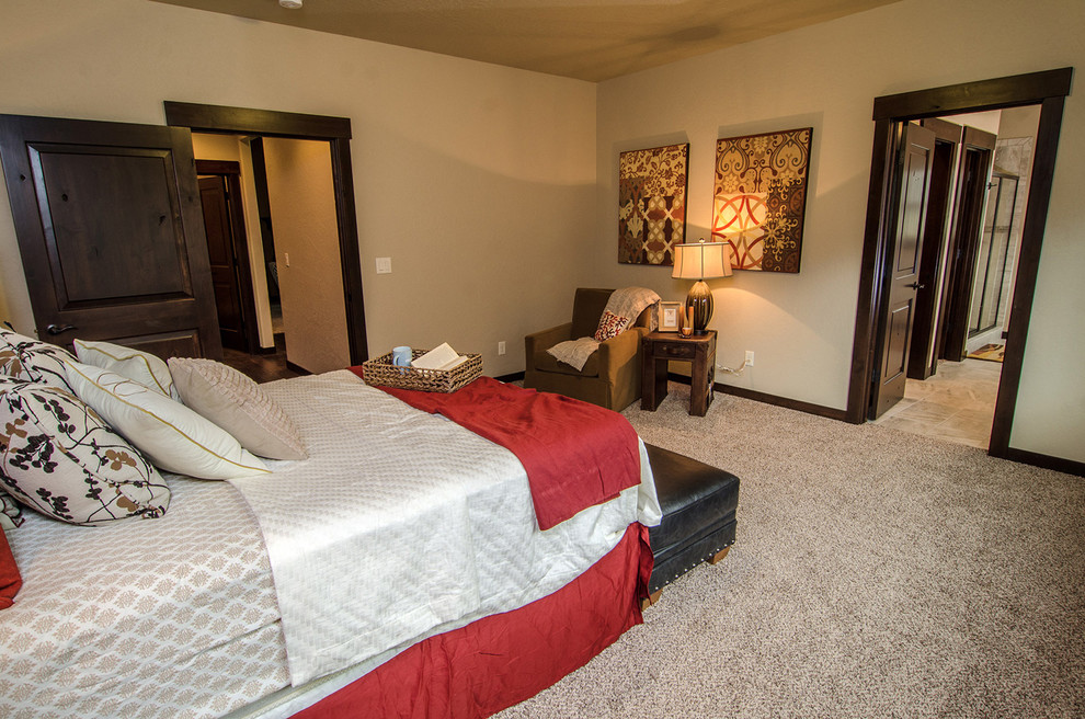 Ejemplo de dormitorio principal de estilo americano grande sin chimenea con paredes beige y moqueta