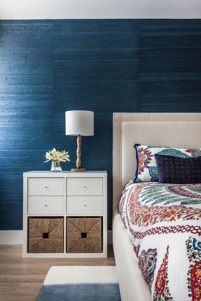 Foto de dormitorio principal marinero con paredes azules, suelo vinílico y suelo azul