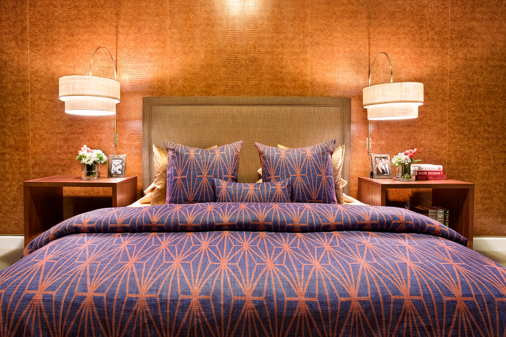 На фото: хозяйская спальня среднего размера в современном стиле с оранжевыми стенами и ковровым покрытием без камина