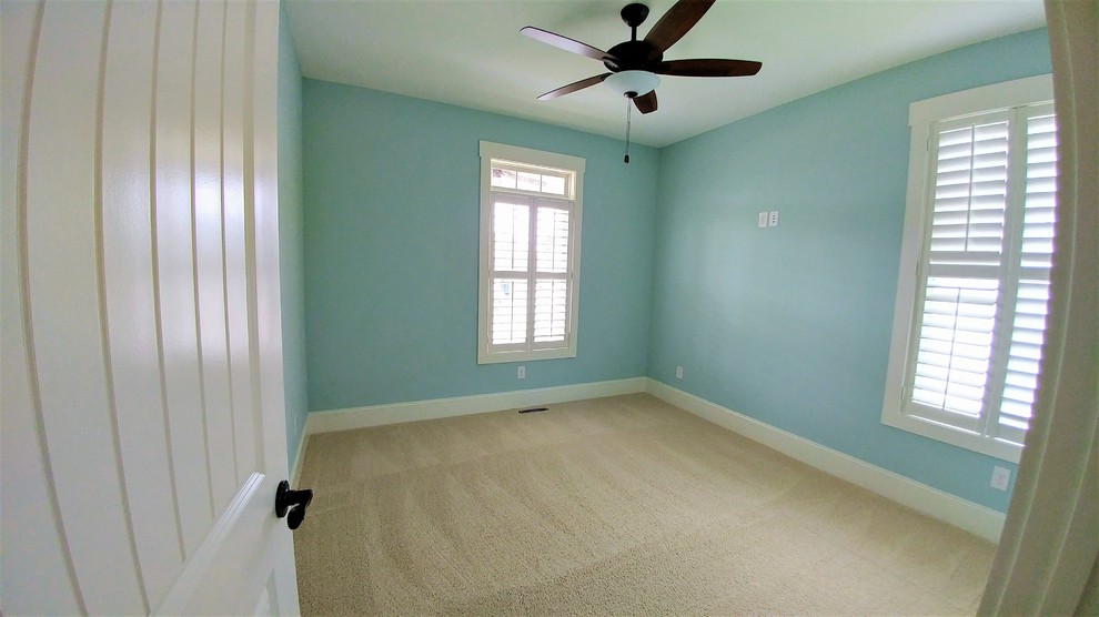 Esempio di una piccola camera degli ospiti american style con pareti blu, moquette e pavimento beige