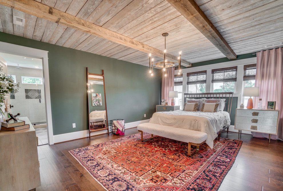 Landhaus Hauptschlafzimmer mit grüner Wandfarbe, Laminat und braunem Boden in Richmond