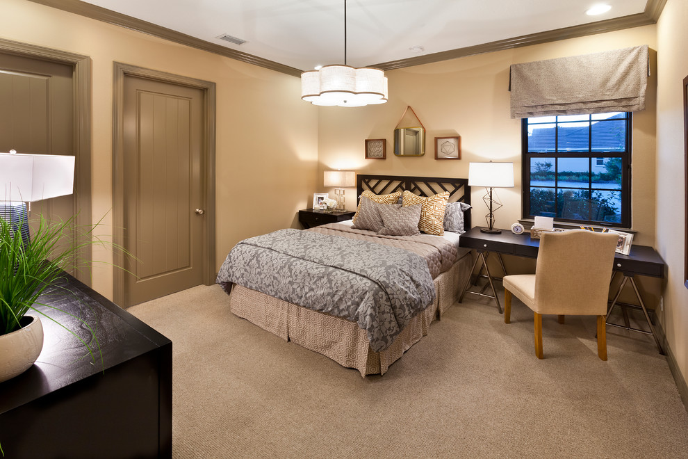 Стильный дизайн: большая гостевая спальня (комната для гостей) в средиземноморском стиле с бежевыми стенами, ковровым покрытием и бежевым полом - последний тренд