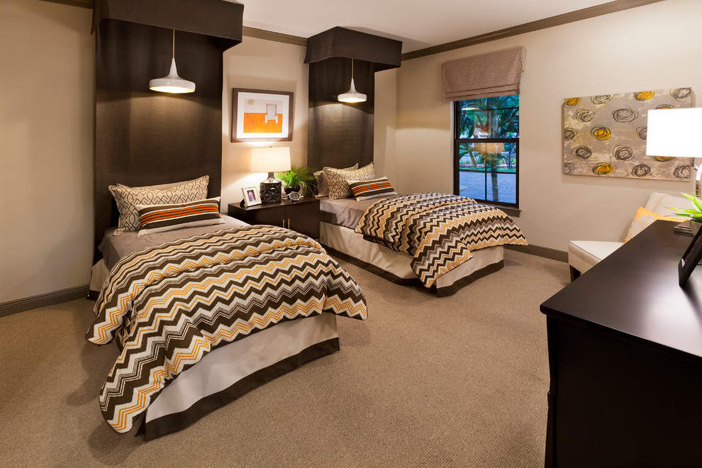 На фото: большая гостевая спальня (комната для гостей) в классическом стиле с бежевыми стенами, ковровым покрытием и бежевым полом с