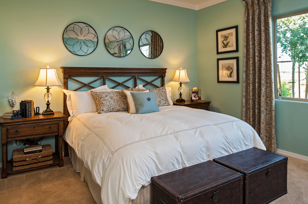 Inspiration för klassiska sovrum, med blå väggar och heltäckningsmatta