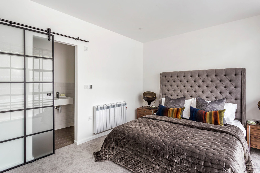 Idee per una camera da letto contemporanea di medie dimensioni con pareti bianche, moquette e pavimento grigio