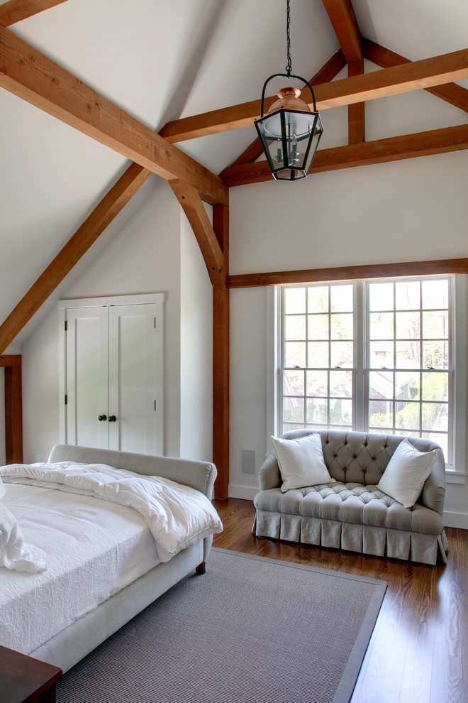 Imagen de dormitorio principal clásico grande con paredes blancas y suelo de madera en tonos medios