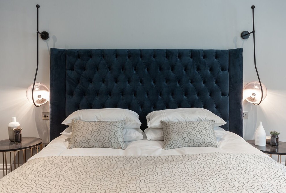 ロンドンにあるトランジショナルスタイルのおしゃれな寝室 (グレーの壁)